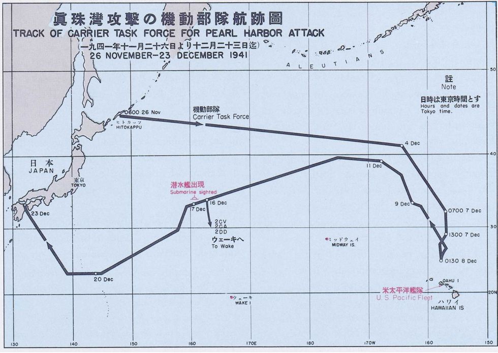 Deze kaart is gebaseerd op een Japanse stafkaart in Tokiotijd en toont de route van het aanvalseskader van vliegdekschepen dat op 26 november 25 november in de VS op weg ging en op 7 december 8 december in Japan met zijn bommenwerpers de aanval op Pearl Harbor opende Een deel van de aanvalsmacht viel later het door de VS bestuurde Wake Island aan