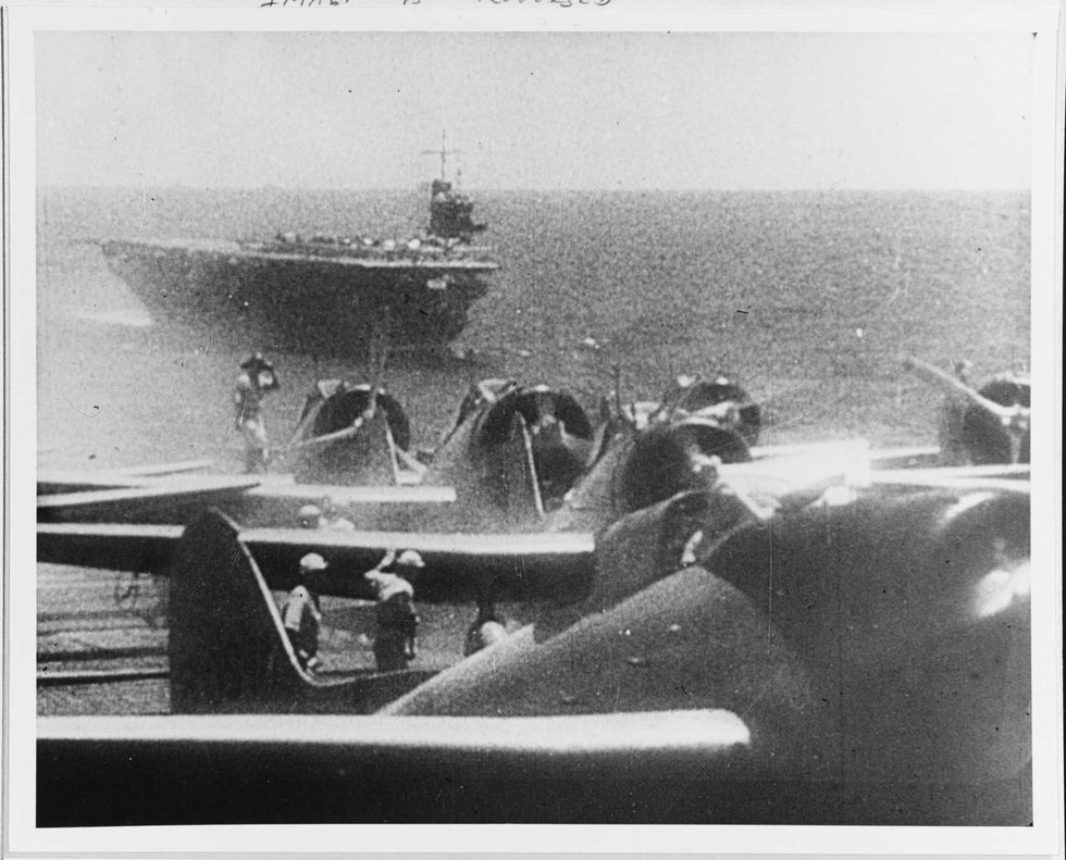 Op de ochtend van 7 december 1941 worden Japanse duikbommenwerpers gereed gemaakt om op te stijgen vanaf het dek van een vliegdekschip nadat viceadmiraal Nagumo bevel heeft gegeven voor het vertrek van een tweede aanvalsgolf van oorlogsvliegtuigen naar Pearl Harbor