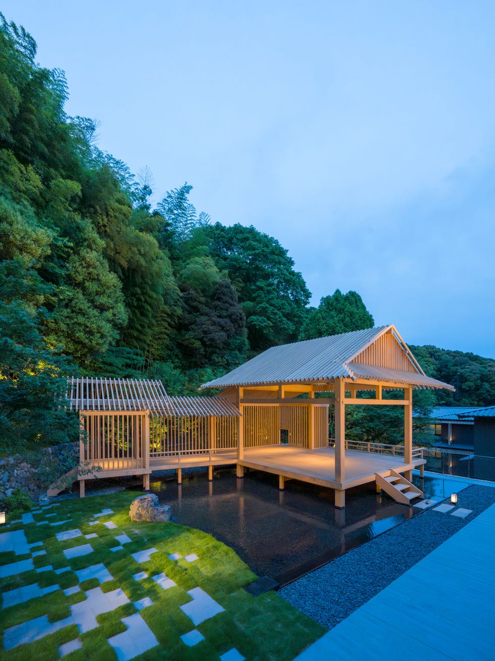 traditioneel Japans paviljoen omgeven door weelderig groen en water