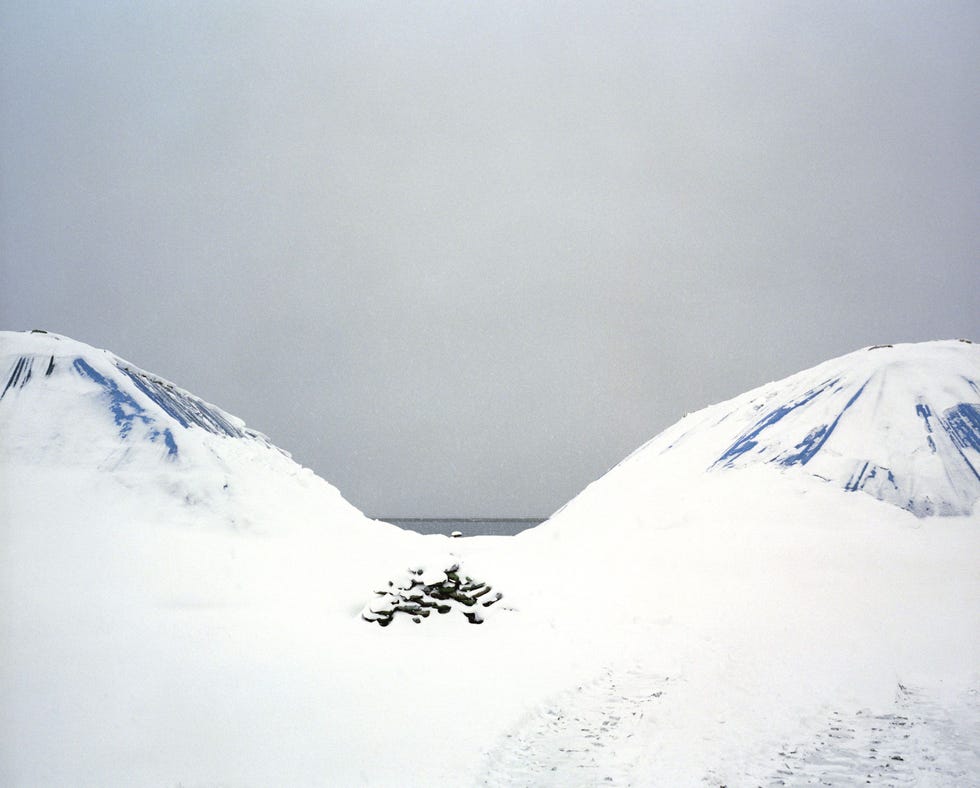 In het noordwesten van Japan ligt een metershoge berg sneeuw
