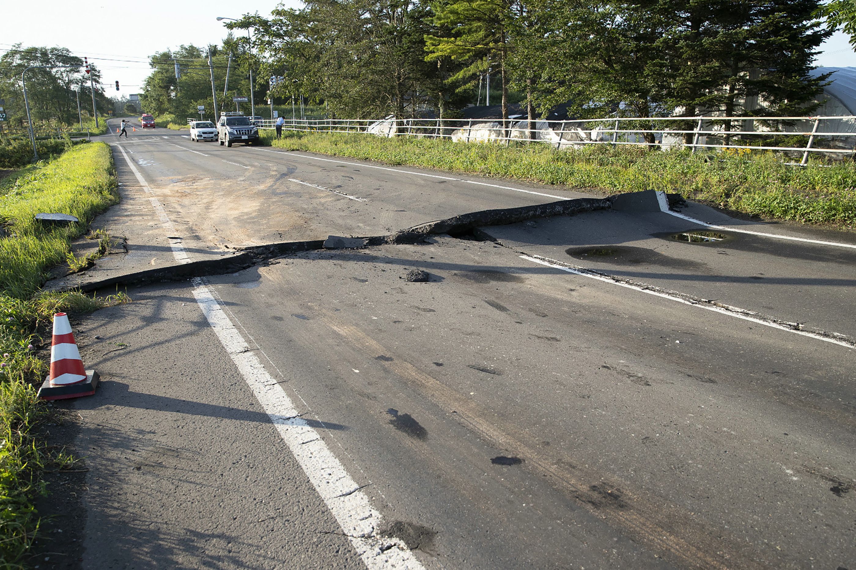 earthquake road destruction