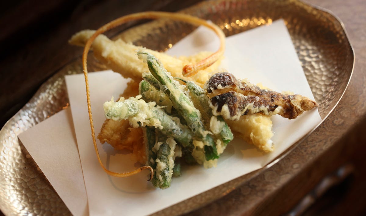 La ricetta dei calamari e mazzancolle in tempura con verdure