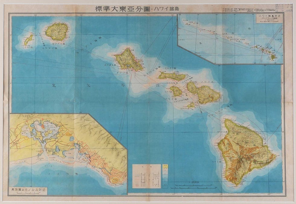 Op deze Japanse kaart van de eilanden van Hawa zijn twee detailkaarten te zien een van Pearl Harbor linksonder en een van de Hawaaanse eilandenketen rechtsboven die zich in noordwestelijke richting uitstrekt naar Midway het eiland dat in juni 1942 werd aangevallen door de Japanse admiraal Yamamoto