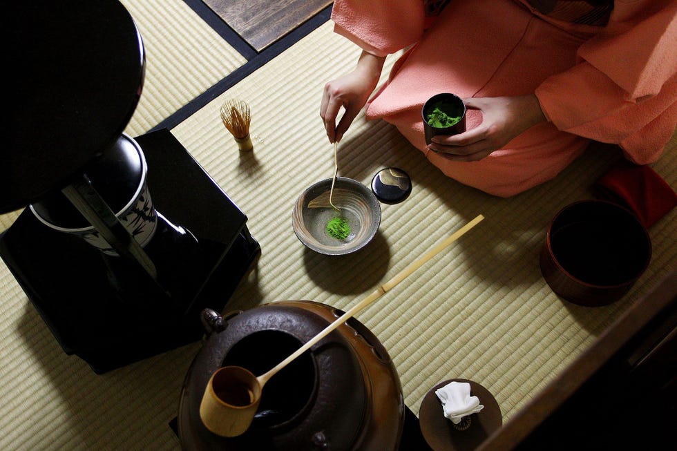 Kana Wasai bereidt thee tijdens een les van Yumiko Takada in Tokio De Japanse theeceremonie wordt als een hogere kunstvorm beschouwd Het ritueel is de belichaming van de perfecte voorbereiding waarbij de gastheer of vrouw altijd de wensen van de gast voor ogen houdt