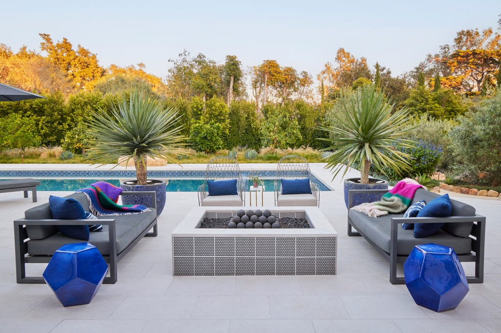 zona de estar de diseño ecléctico junto a la piscina