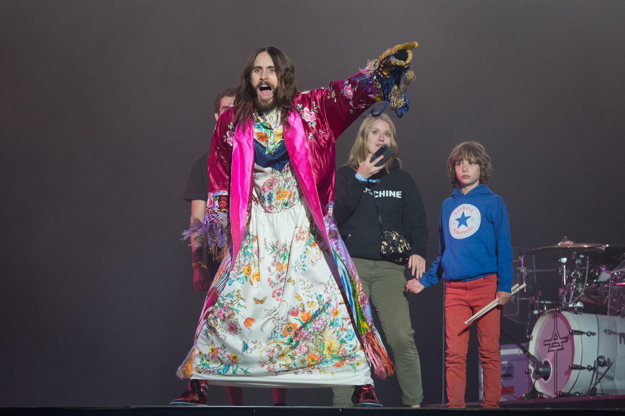 Jared Leto con camisón y bata de abuela pero llenando estadios