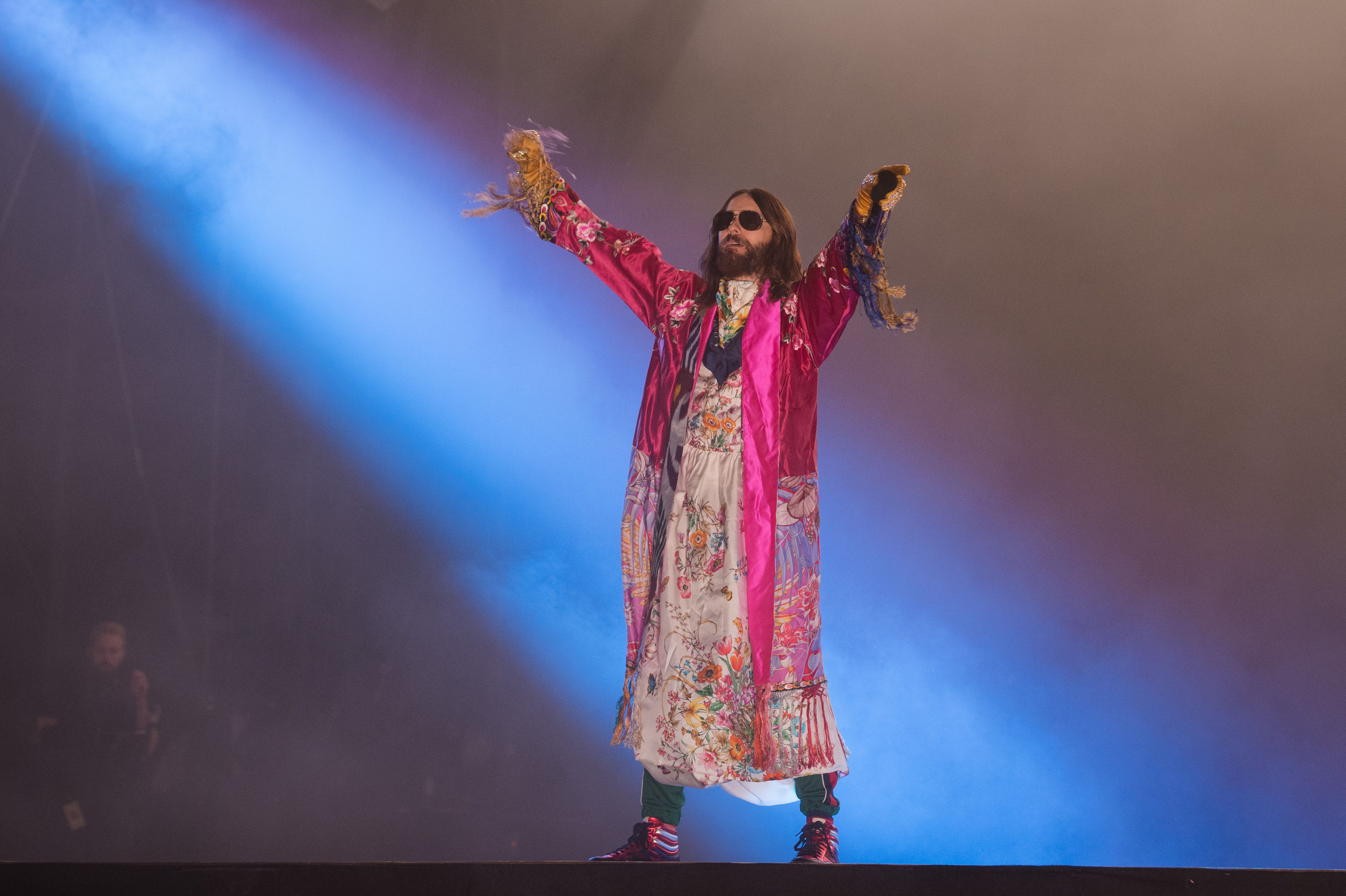 Jared Leto con camisón y bata de abuela pero llenando estadios