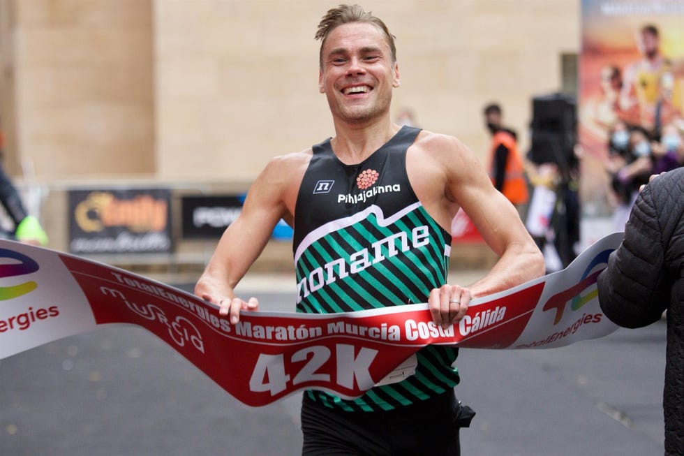 l ganador masculino de la maratón de murcia ‘costacálida, jarkko järvenpää cruza la línea de meta en murcia