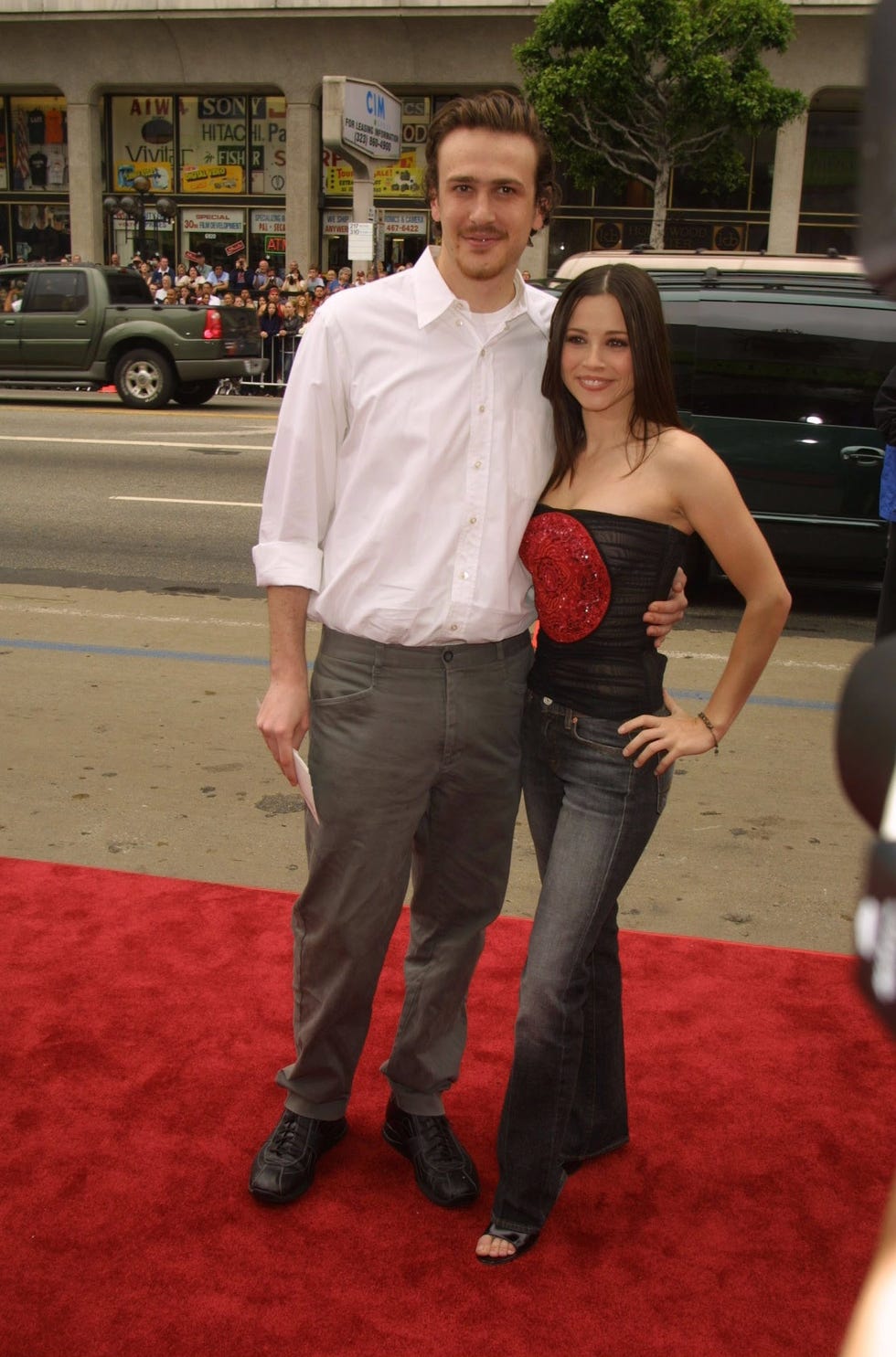 jason segel and linda cardellini during hollywood premiere of scooby doo at graumans chinese theater in hollywood, california, united states photo by mirek towskifilmmagic