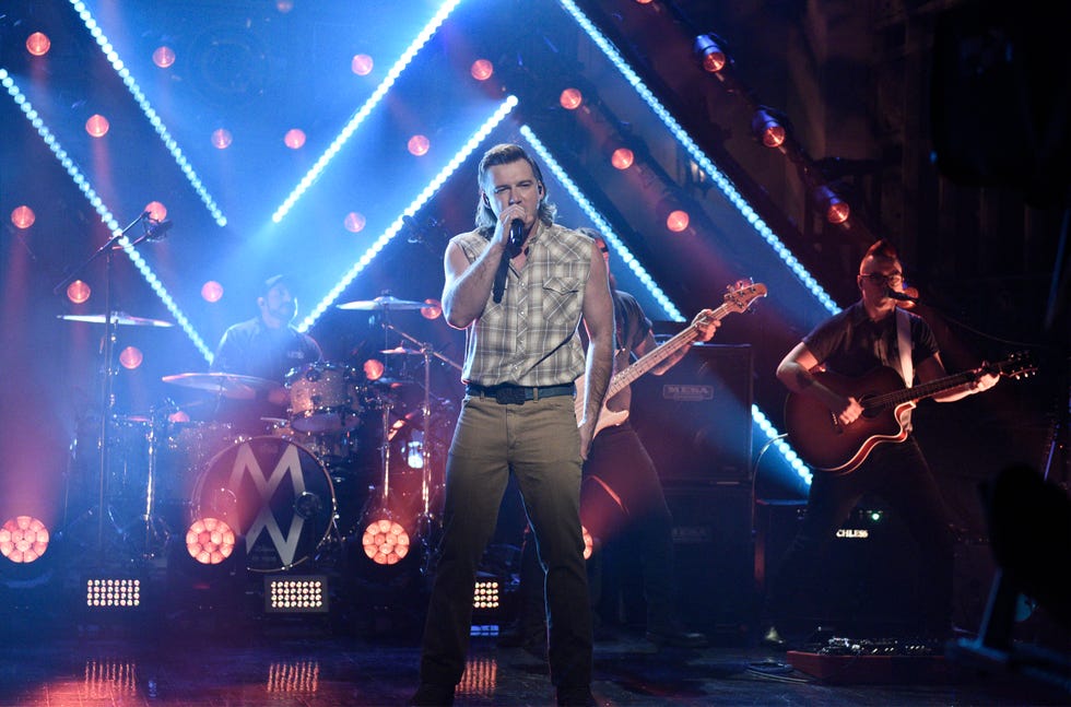 morgan wallen on stage singing
