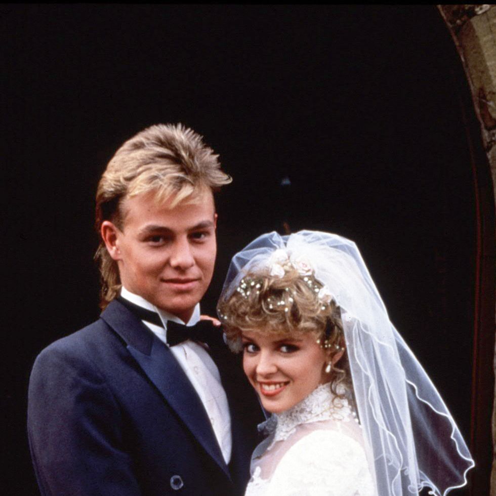 jason donovan como scott, kylie minogue como charlene el día de su boda en vecinos 1988