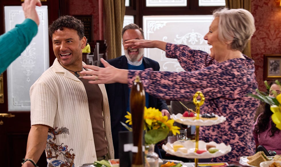 embargoed 180525 2100 jason grimshaw, eileen grimshaw, coronation street