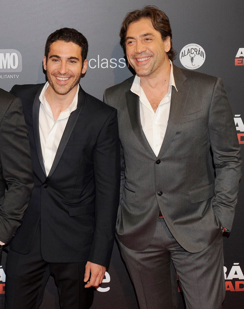 miguel angel silvestre posan juntos en un photocall en una imagen de archivo