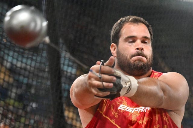 el lanzador español javier cienfuegos lanza el martillo en los europeos de 2022