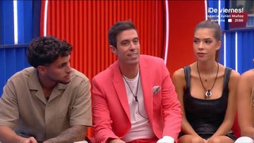 javier entra en la casa de gran hermano y provoca un ataque de risa entre sus companeros