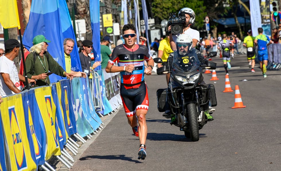 el triatleta javier gómez noya corre en una prueba de ironman en portugal