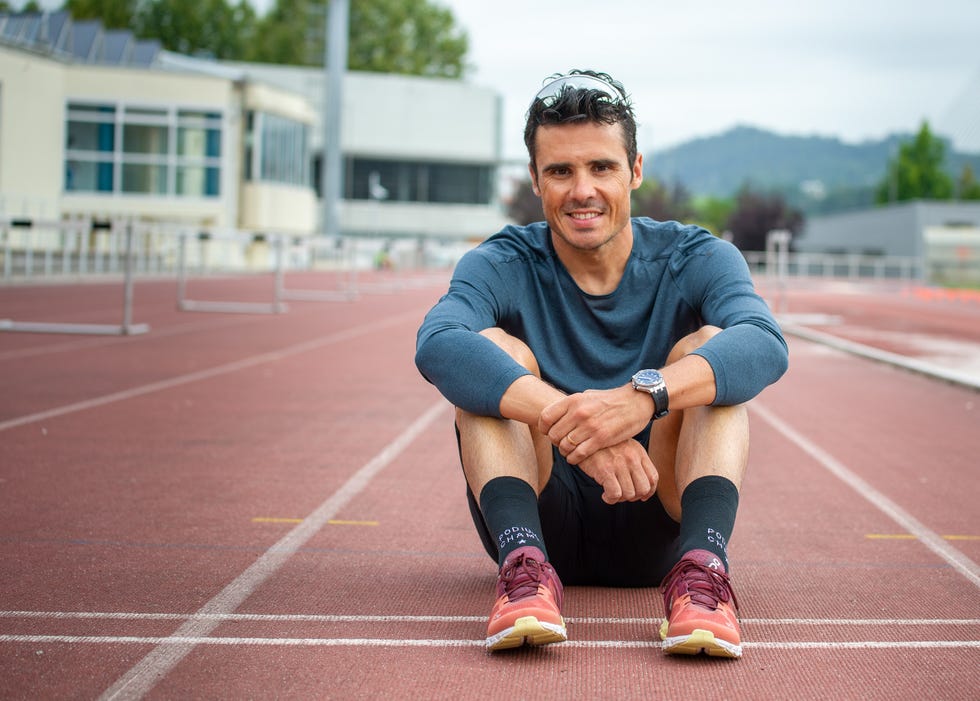 el triatleta javier gómez noya posa en la pista de atletismo tras completar un entrenamiento