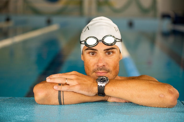 el triatleta javier gómez noya posa con un reloj maurice lacroix de entrenamiento en la piscina