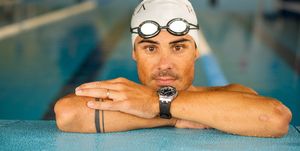 el triatleta javier gómez noya posa con un reloj maurice lacroix de entrenamiento en la piscina