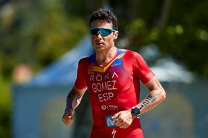 javier gómez noya corre durante una de las etapas de las series mundiales de triatlón