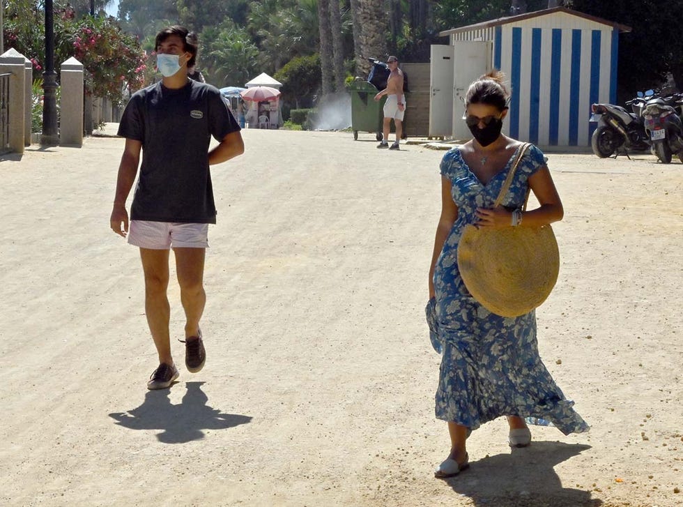 cayetana rivera martinez de irujo con su amigo javier lopez por las calles de marbella 17082020