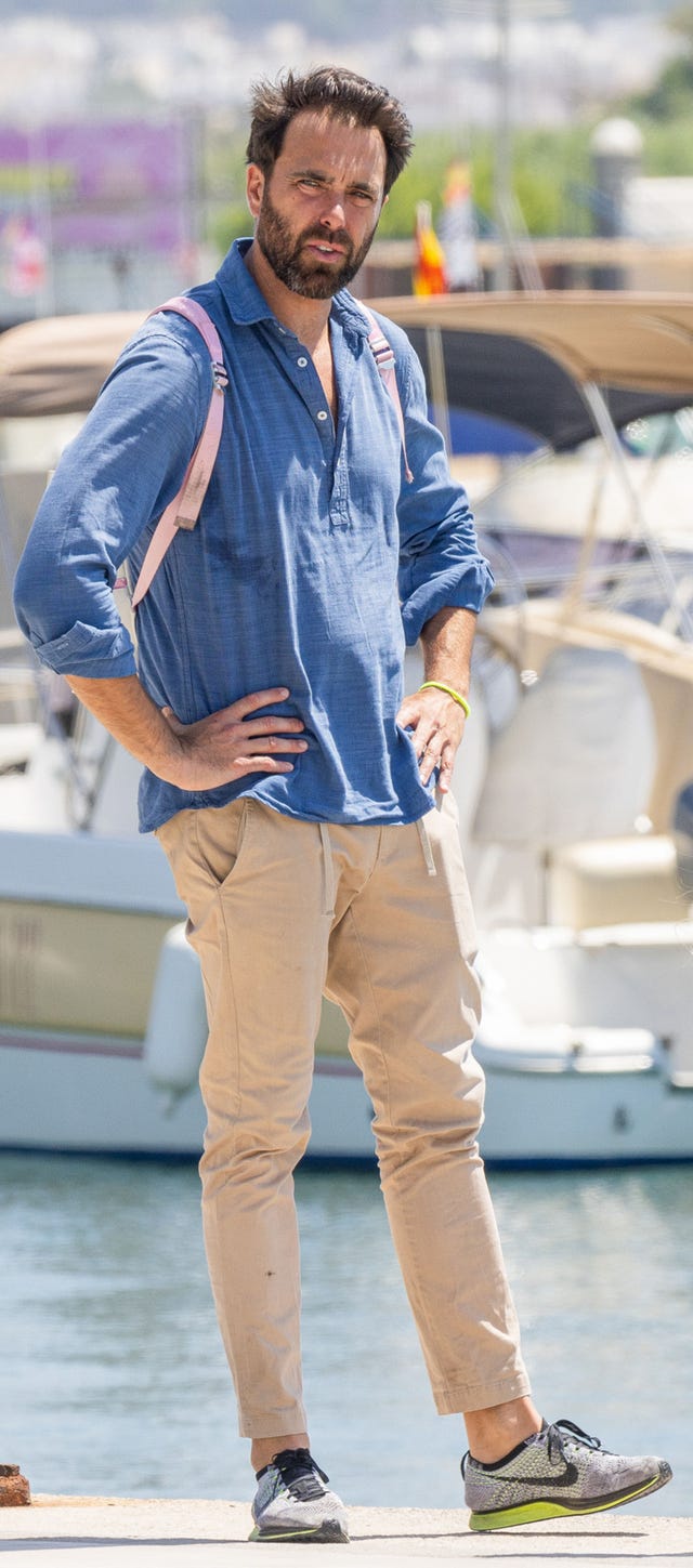 el empresario con camisa azul y pantalones beige