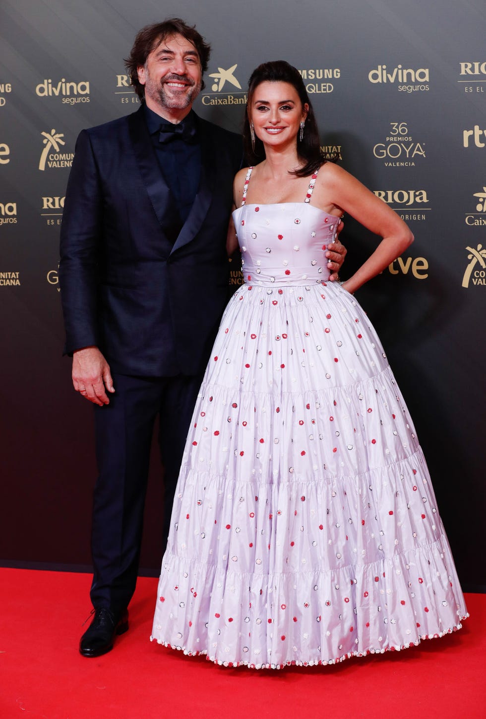 la pareja posa sonriente en la alfombra roja de los premios del cine español