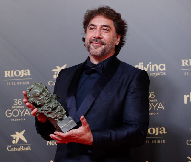 el actor posa con su premio
