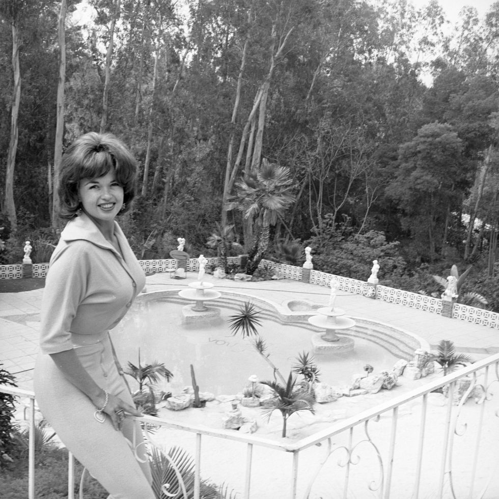 jayne mansfield by her pool