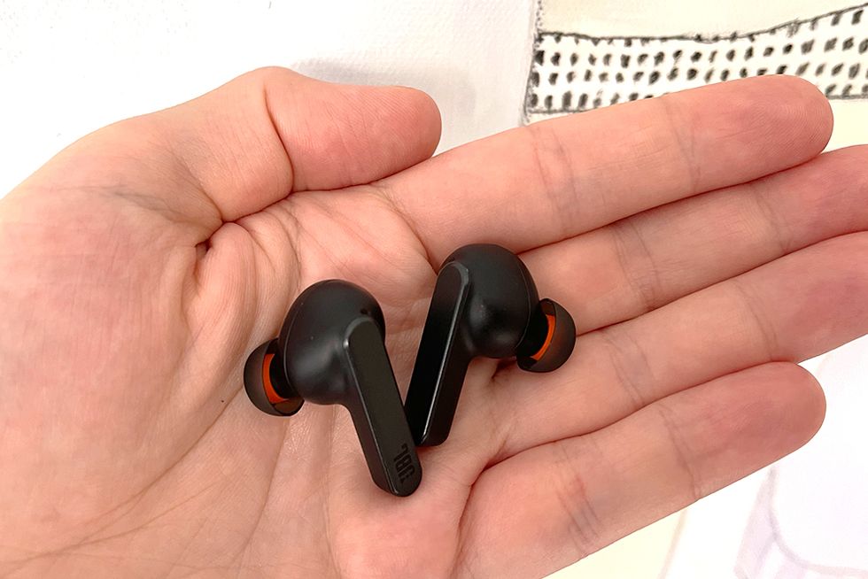 hand holding jbl live pro earbuds