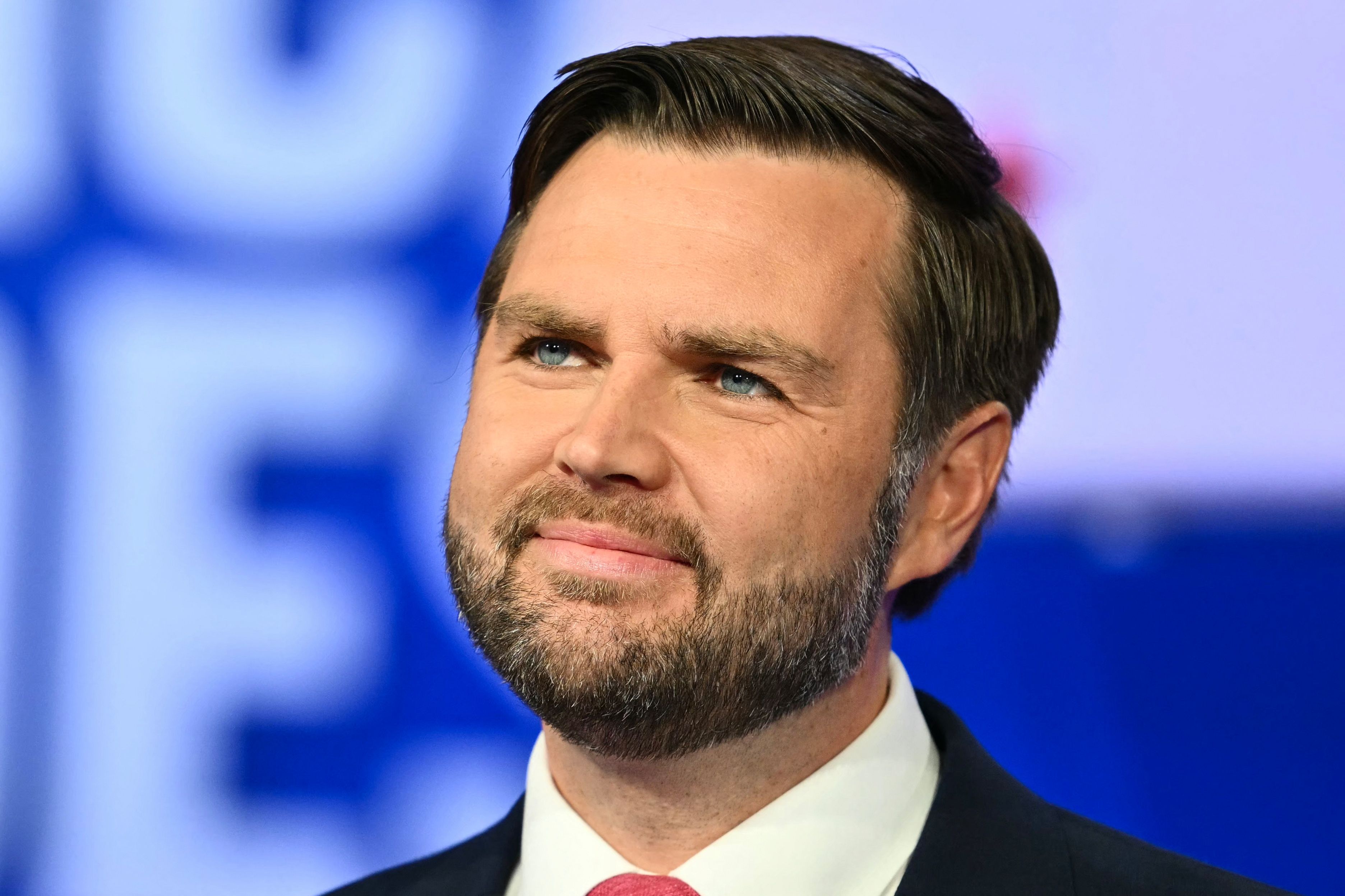 Does JD Vance Wear Makeup? Unveiling the Truth