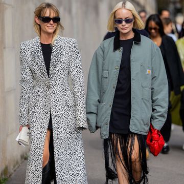 vrouwen tijdens paris fashion week