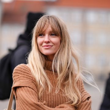 bezoeker copenhagen fashion week met blond haar en pony