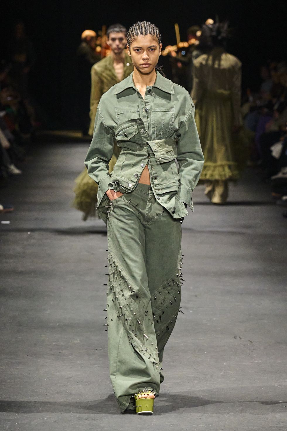 moda 2023 scopri tutti i jeans delle sfilate donna cioè i modelli da avere secondo le tendenze moda