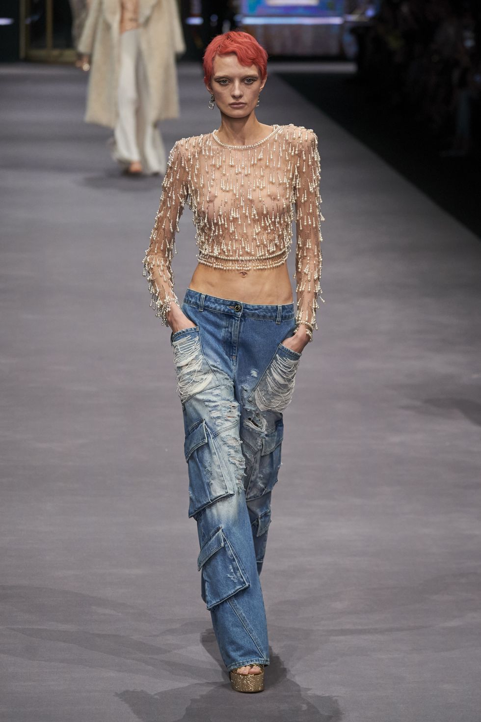 moda 2023 scopri tutti i jeans delle sfilate donna cioè i modelli da avere secondo le tendenze moda