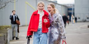 due ragazze che mostrano come si portano i jeans moda 2018 per strada