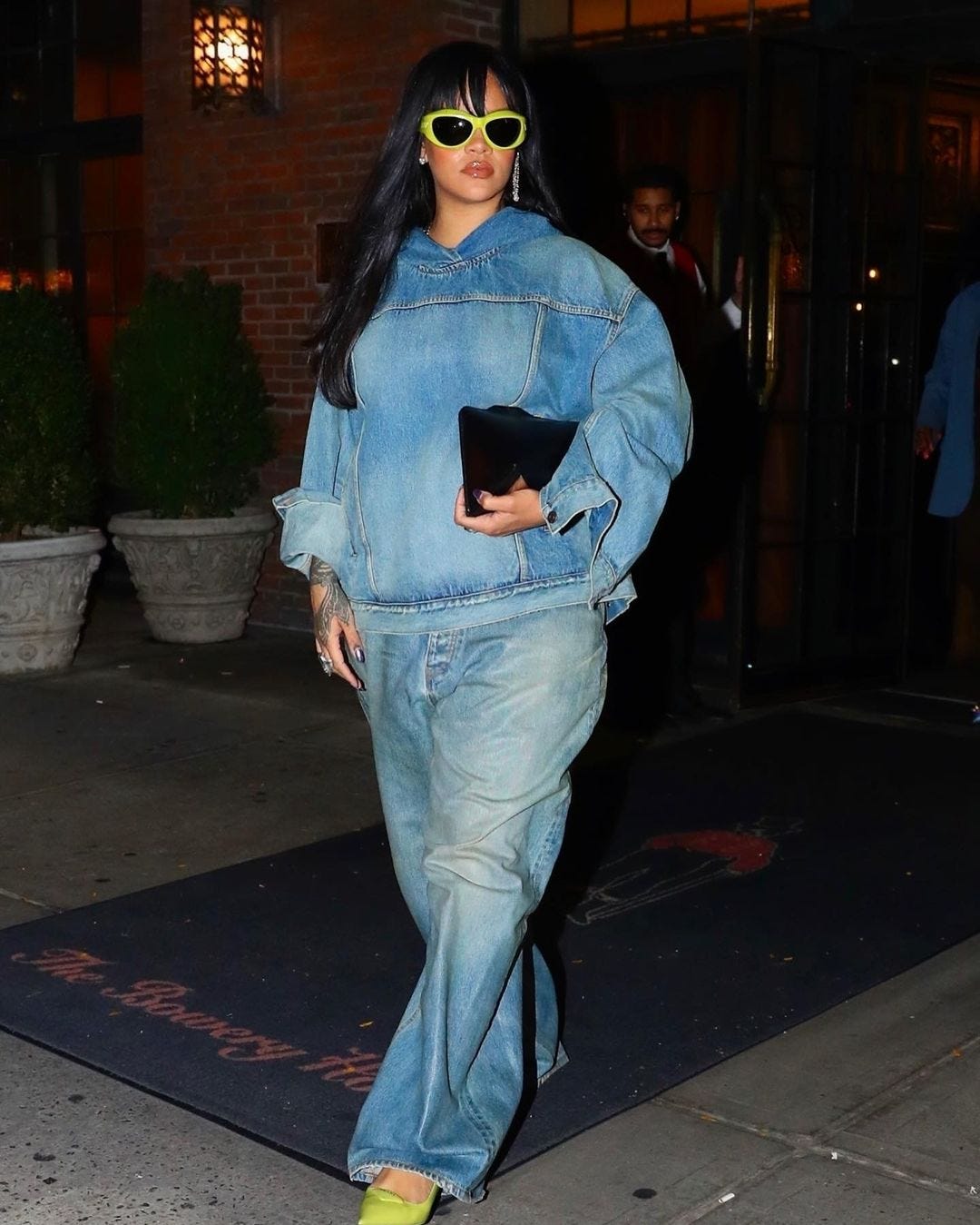 Pantaloni autunno 2022: i jeans oversize di Rihanna sono in tendenza anni  Duemila