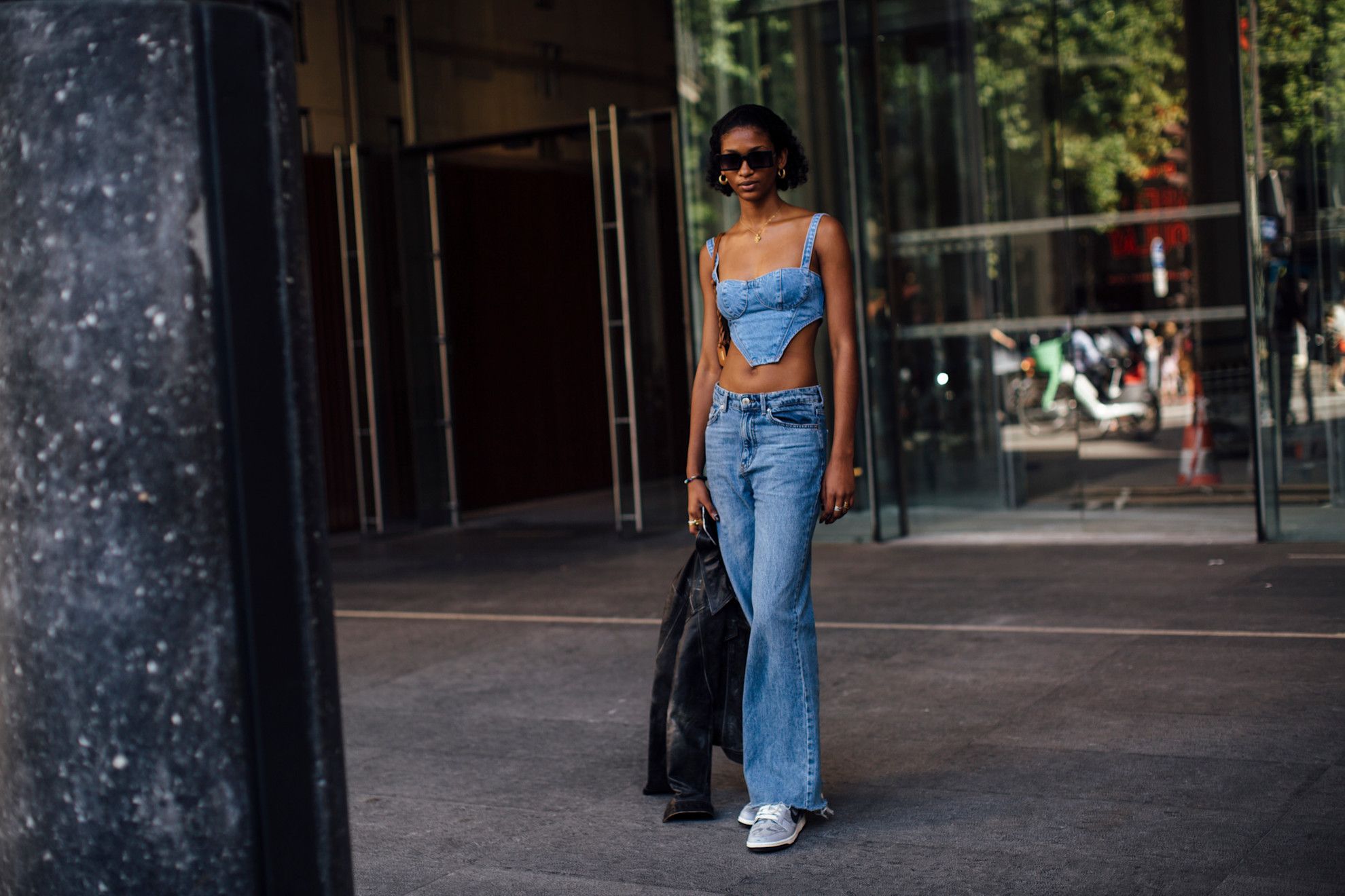 Non ti aspetteresti mai di trovare questi jeans a zampa ancora in saldo (eppure è così)