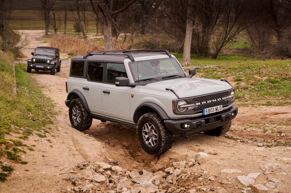 ford bronco vs jeep wrangler 2024