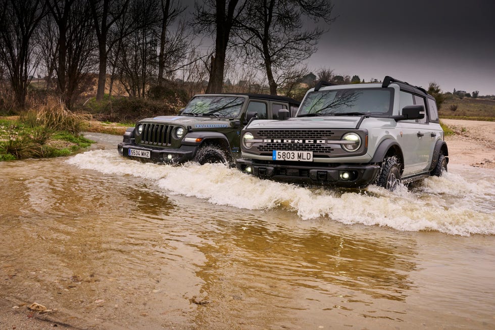 ford bronco vs jeep wrangler 2024