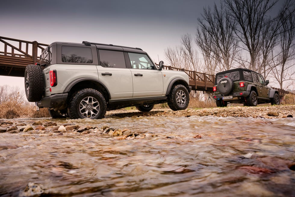 ford bronco vs jeep wrangler 2024