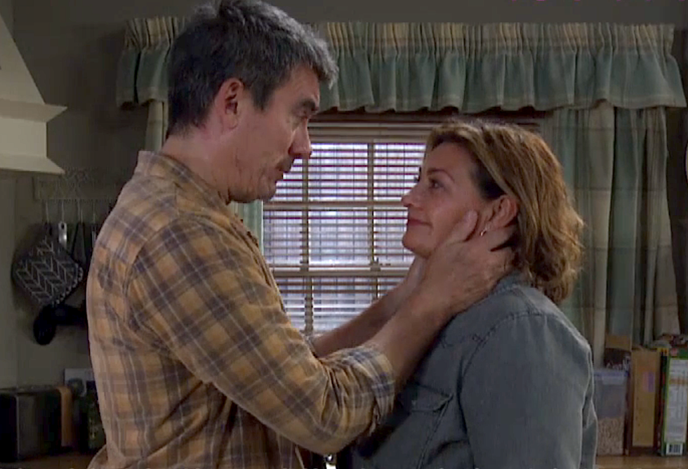 Emmerdale Soap Scoop! Nicola gets suspicious over Tom