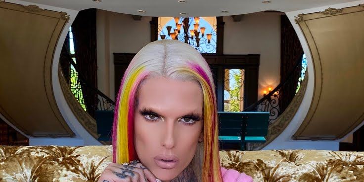 Jeffree Star on live tonight working the register. I just tuned in and he  said that some girl has been harassing him and she gonna get pistol  whipped. Like what?! 🙈 