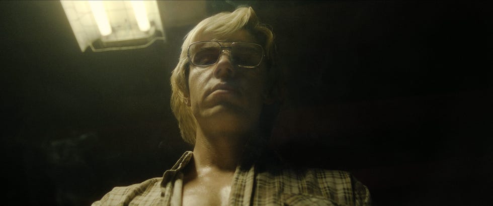 evan peters como jeffrey dahmer en monstruo