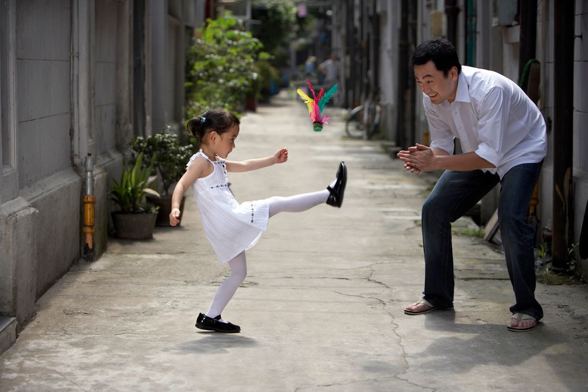 Met haar vader speelt een meisje jegichagieen traditioneel ZuidKoreaans spelletje