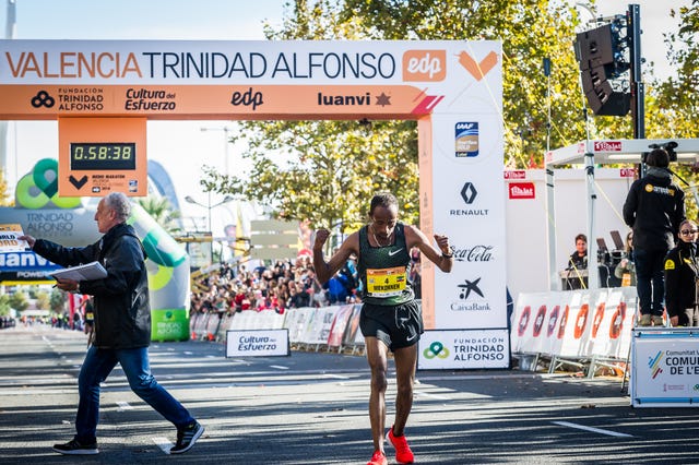 Jemal Yifer Mekkonen, en la Media Maratón de Valencia 2019, récord mundial