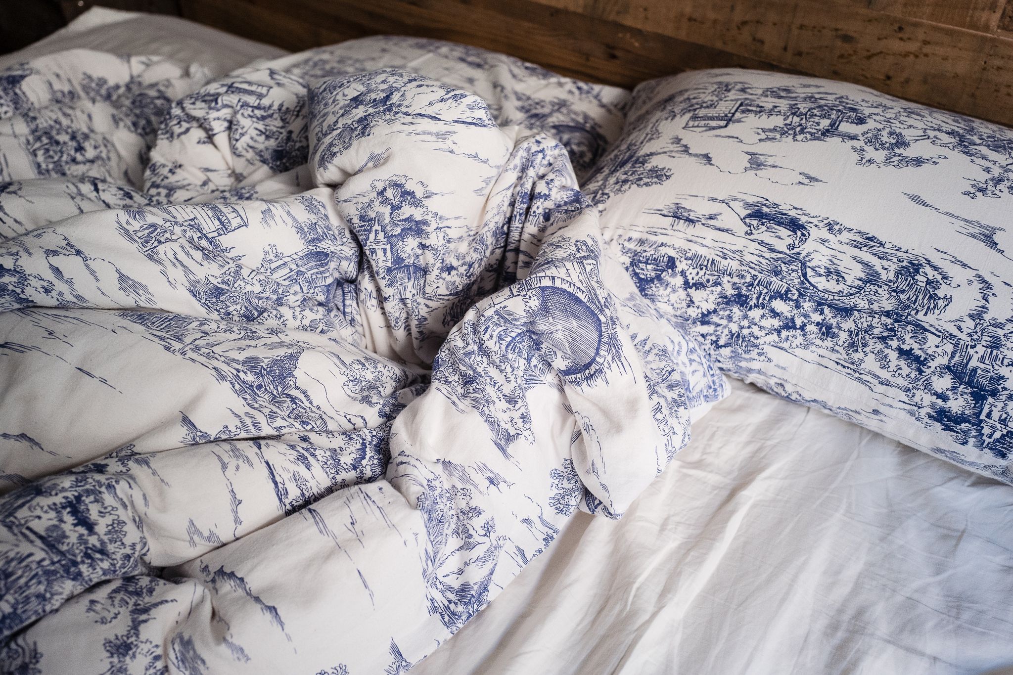 Blue, Textile, Bed sheet, Bedding, Linens, Pattern, Duvet cover, Room, Duvet, Slipcover, 