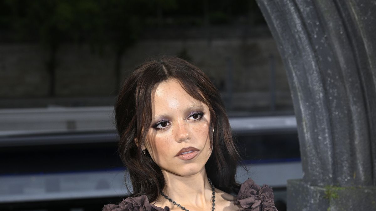 Winona Ryder ve Jenna Ortega'nın Rahatsız Edici Kırmızı Halı Ayakkabılarıyla Odaklanamadıkları Fotoğrafın Önizleme | Bana Her Şeyi Sor | ELLE