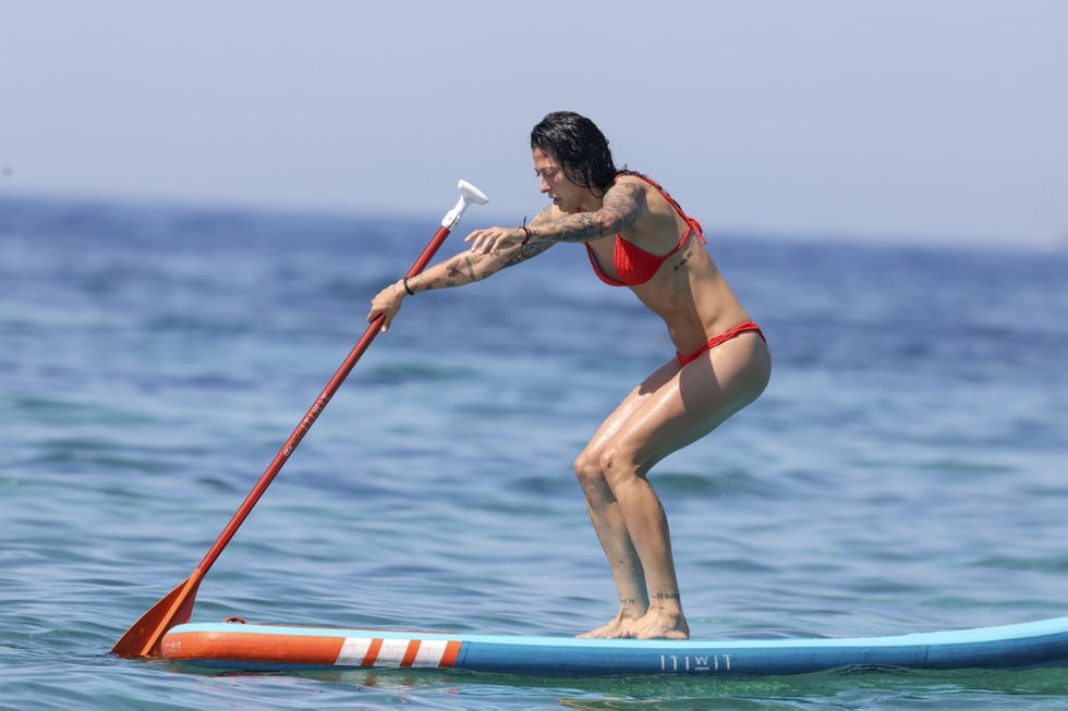 la campeona del mundo practica paddle surf en la isla balear
