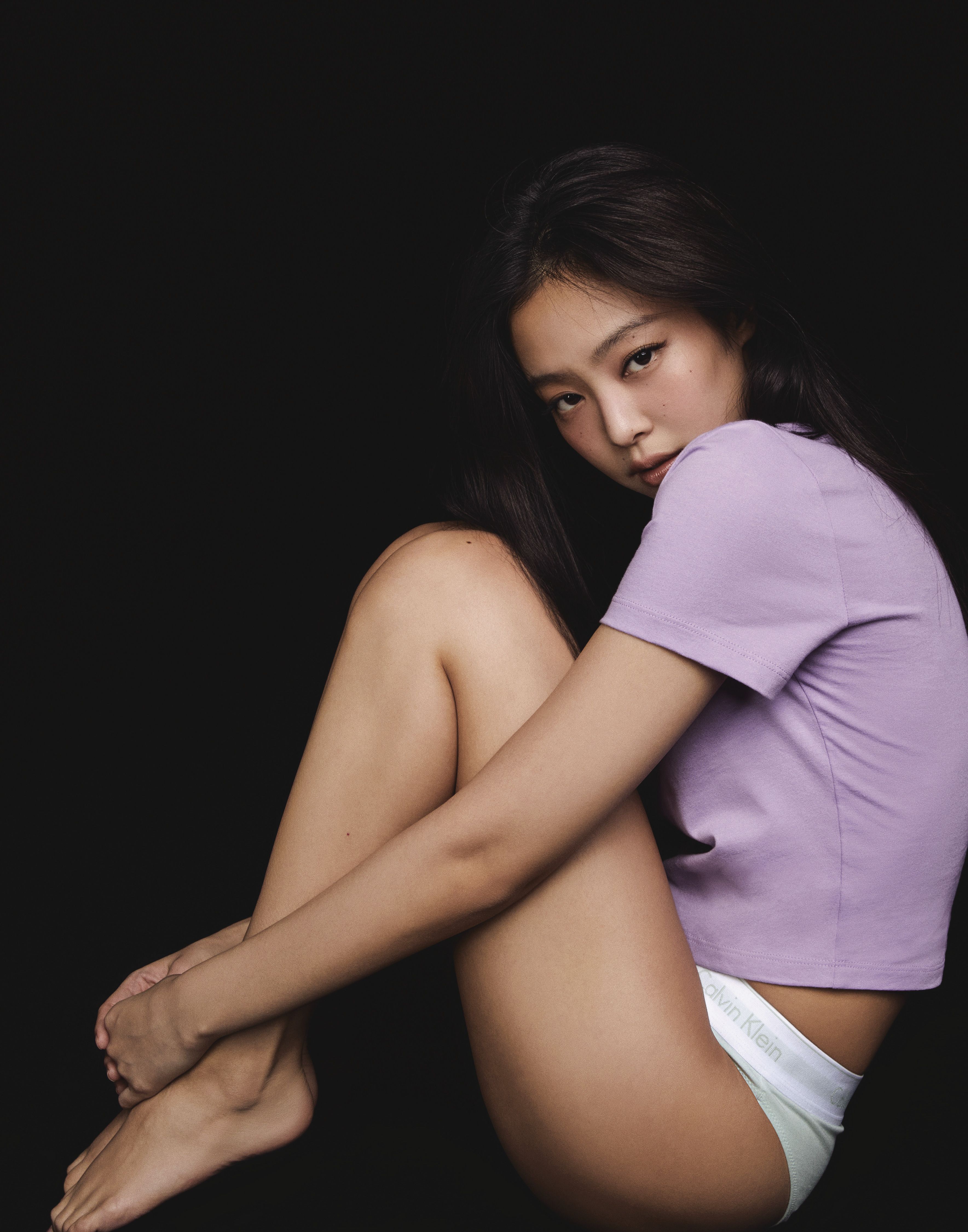 Jennie for Calvin Klein聯名系列台灣開賣！丁香紫內衣褲、粉藍色連身